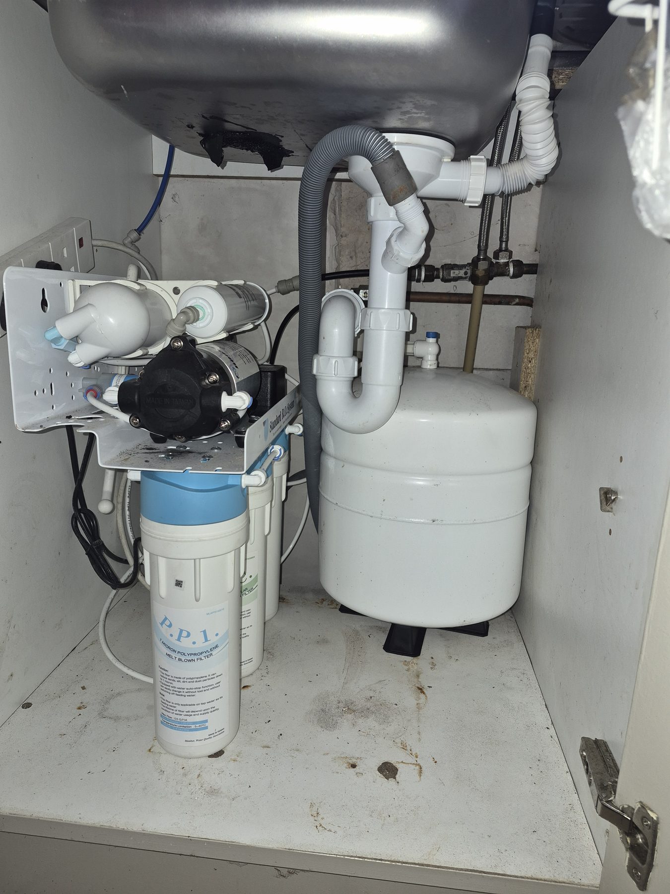 Reverse osmosis system with a pressurised storage tank under a sink